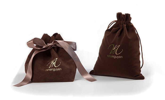 6 Fabric Gift Bags for Your VIP Business Partners 1 fabric-gift-bags-velvet-jewelry-bags