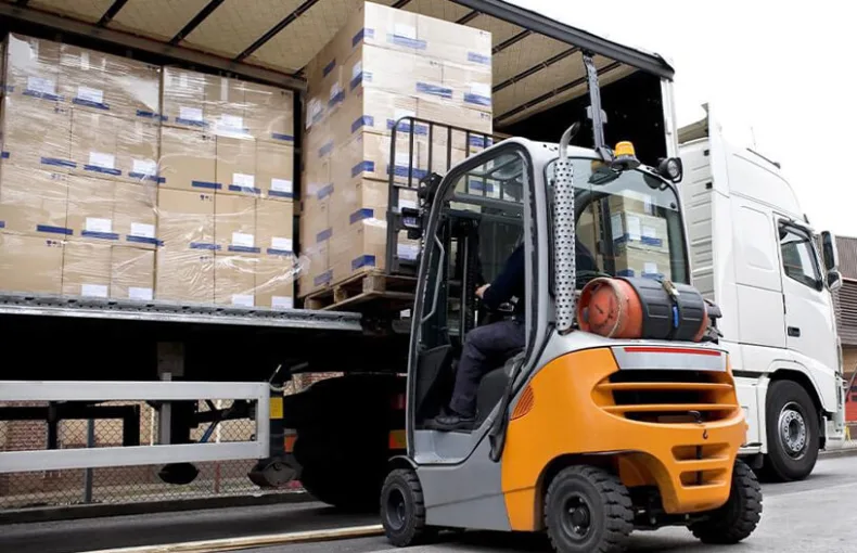 Warehouse Door Loading Container Truck Gift Shipment